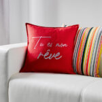 coussin-rouge-pas-cher-50x50cm-personnalise-normandie-fabrication-francaise-deco-canape-600x600-1.jpg